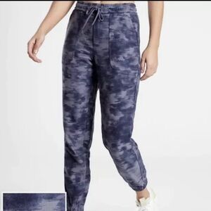 Athleta Sz 4 Farallon Printed Jogger Athleisure Medieval Violet Blue Camo Pants